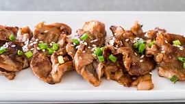 Zapomeňte na rozvoz! Tyhle čínské grilované vepřové nudličky jsou tak šťavnaté, že se snědí dřív, než prostřete stůl