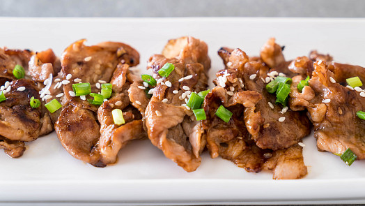 Zapomeňte na rozvoz! Tyhle čínské grilované vepřové nudličky jsou tak šťavnaté, že se snědí dřív, než prostřete stůl