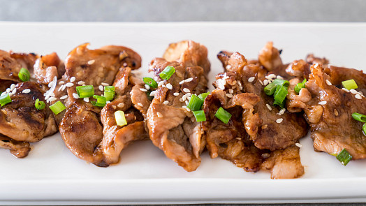 Zapomeňte na rozvoz! Tyhle čínské grilované vepřové nudličky jsou tak šťavnaté, že se snědí dřív, než prostřete stůl