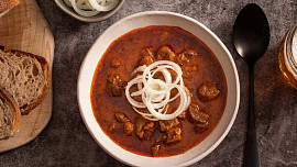 Jak na perfektní guláš, který ohromí i gurmány: Důležité je množství cibule a její správné opečení, chuť dodá i vývar