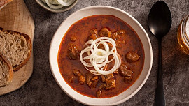 Jak na perfektní guláš, který ohromí i gurmány: Důležité je množství cibule a její správné opečení, chuť dodá i vývar