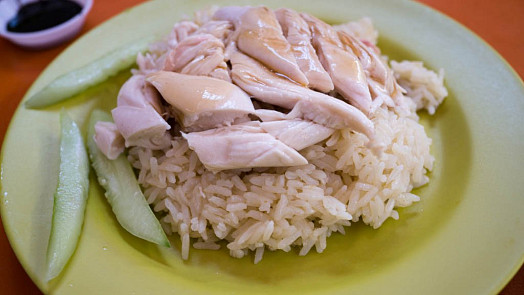 Voňavé kuře s rýží po asijsku aneb Chicken rice: Jednoduchá specialita, pro kterou lidé létají do Singapuru přes půl světa, chutná božsky