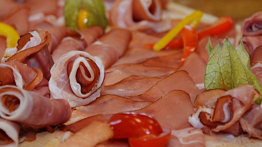 Vyznejte se v druzích šunek: Jak se liší jamón, prosciutto a pršut? A proč pražská šunka nemusí být z Prahy?