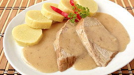 Šťavnatá hanácká vepřová kýta vás dostane: Smetanová omáčka s pivem dodá jídlu jedinečnou chuť