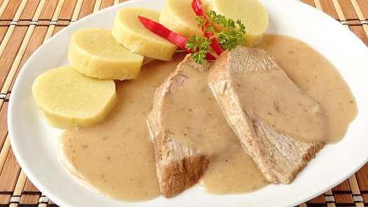Šťavnatá hanácká vepřová kýta vás dostane: Smetanová omáčka s pivem dodá jídlu jedinečnou chuť