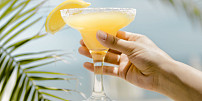 Pět jednoduchých letních drinků: Kokosová Margarita s plátkem zázvoru, mangový Mango Mule nebo nealko bublinky na ledu