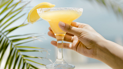 Pět jednoduchých letních drinků: Kokosová Margarita s plátkem zázvoru, mangový Mango Mule nebo nealko bublinky na ledu