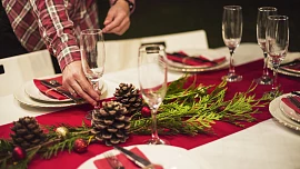Jak prostřít štědrovečerní stůl podle starých zvyků? Pecen chleba patří do rohu, šupina pod talíř a pokrmy na stůl všechny současně