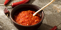 Jak zpracovat nadúrodu chilli papriček? Pálivá omáčka harissa potřebuje jen pár surovin a skvěle ochutí maso i polévku