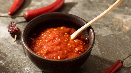Jak zpracovat nadúrodu chilli papriček? Pálivá omáčka harissa potřebuje jen pár surovin a skvěle ochutí maso i polévku