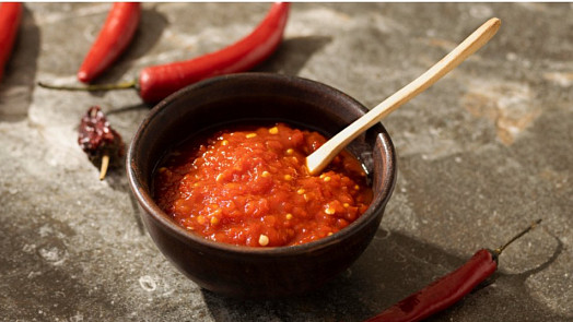 Jak zpracovat nadúrodu chilli papriček? Pálivá omáčka harissa potřebuje jen pár surovin a skvěle ochutí maso i polévku