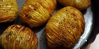 Virální pečené brambory hasselback: Díky speciálnímu nařezání za pomocí špejlí vytvoříte úžasně křupavou dobrotu