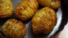 Virální pečené brambory hasselback: Díky speciálnímu nařezání za pomocí špejlí vytvoříte úžasně křupavou dobrotu