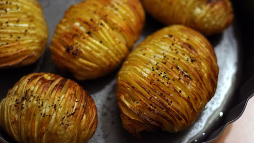 Virální pečené brambory hasselback: Díky speciálnímu nařezání za pomocí špejlí vytvoříte úžasně křupavou dobrotu