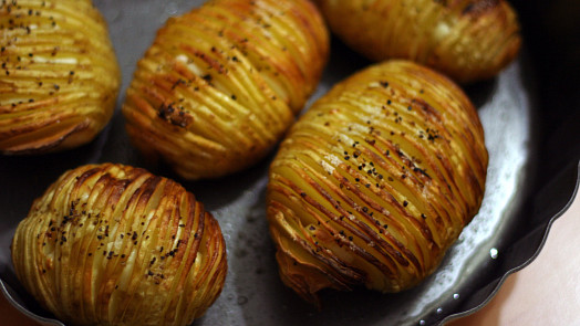 Virální pečené brambory hasselback: Díky speciálnímu nařezání za pomocí špejlí vytvoříte úžasně křupavou dobrotu