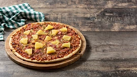 Příběh pizzy Havaj: Ananas na placku s rajčaty a šunkou vymyslel kdysi Řek a rozhádal tak celý svět