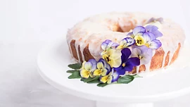 Talíř jako umělecké dílo: Vsaďte na jedlé květy a ozdobte pokrm tulipány či fialkami