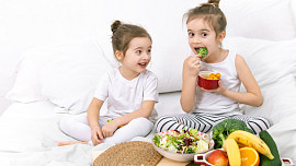 Jak posílit imunitu dětí? Zkuste lososa s mandlovou krustou nebo vydatnou polévku z pečené zeleniny