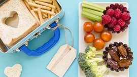 Svačinky na cesty letadlem: Toasty na mnoho způsobů, sušené ovoce a oříšky jsou ideální, vodu si můžete načepovat na letišti