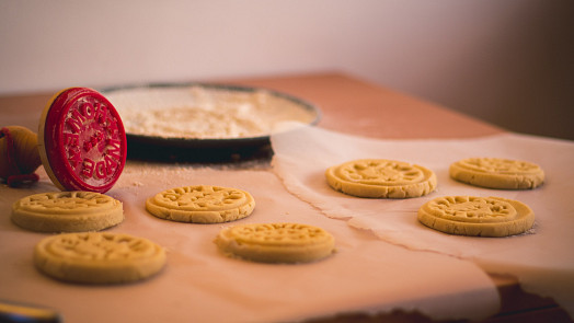 Skotské sušenky shortbread se přímo rozplývají na jazyku. Víte, jak je správně upéct?