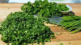 Bylinky v soli: Dokonalý způsob, jak uskladnit pažitku nebo petržel. Sůl je uchová šťavnaté a plné chuti