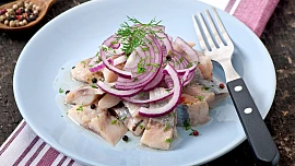 Matjesy, uzenáče, pečenáče, zavináče... Různé delikatesy z jedné ryby! Víte, jak na ně?