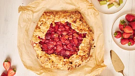 Úžasný křehký jahodový koláč s rebarborou a mandlemi: Vláčné těsto s kombinací sladkých i kyselých chutí, které se prolínají