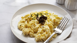 Jak připravit nejlepší a nejjemnější míchaná vejce: Trik je v přidání jedné ingredience navíc