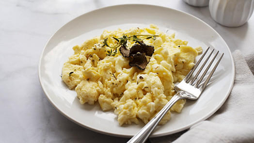 Jak připravit nejlepší a nejjemnější míchaná vejce: Trik je v přidání jedné ingredience navíc