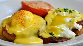 Slavné omáčky: Víte, že holandská omáčka ve skutečnosti pochází z Francie? Základem ale muselo být holandské máslo!