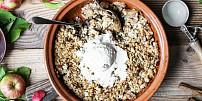 Jablečný crumble: Nejrychlejší koláč bez těsta, stačí vám jablka, skořice a křupavá drobenka