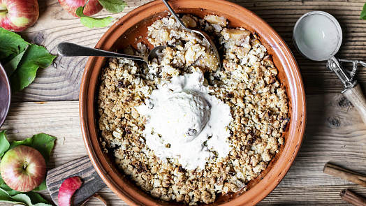 Jablečný crumble: Nejrychlejší koláč bez těsta, stačí vám jablka, skořice a křupavá drobenka