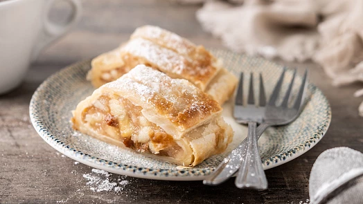 Jak zahustit jablečnou náplň do štrúdlu: Poradíme, kdy použít strouhané piškoty, kdy perník, ořechy nebo ovoce