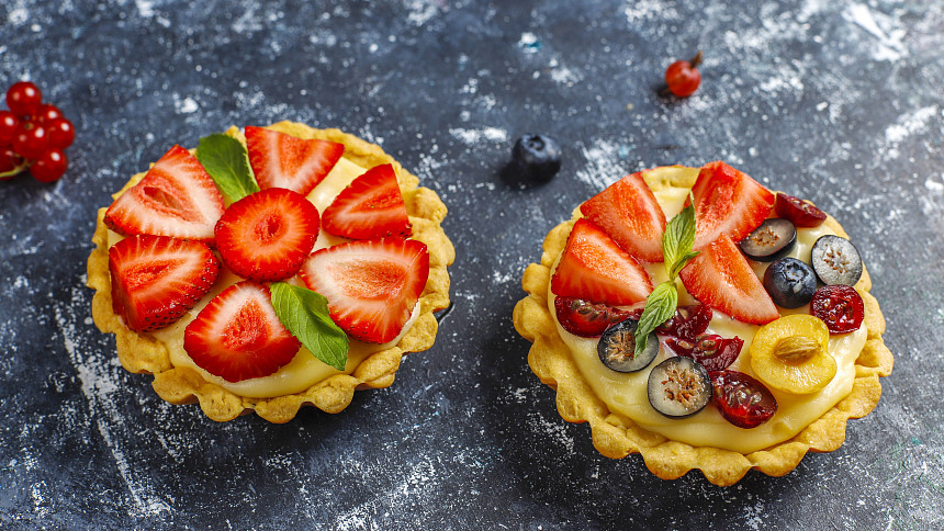 Tartaletky můžete naplnit oblíbeným krémem a ozdobit libovolným sezonním ovocem.