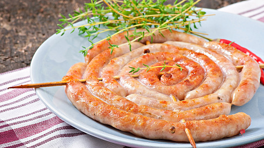 Řeznice radí, jak dokonale usmažit vinnou klobásu: Pomůže trocha mouky i jeden snadný fígl před smažením