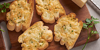 Jak na fantastický pečený česnek, který vylepší chuť pomazánky i bramborové kaše? Takhle snadno se dělá