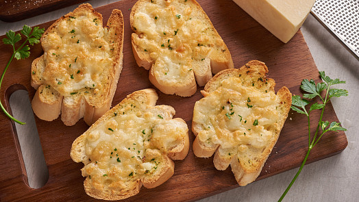 Jak na fantastický pečený česnek, který vylepší chuť pomazánky i bramborové kaše? Takhle snadno se dělá