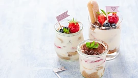 5 zákusků do skla: Likérovou špičku, mrkvový dort nebo cheesecake  můžete servírovat i zcela netradičně. Jak na to?