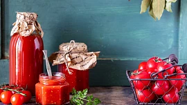 Jak na domácí kečup: Dokonalý je z pečených rajčat se skořicí a třtinovým cukrem. Podle našeho receptu jej zvládnete taky