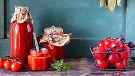 Jak na domácí kečup: Dokonalý je z pečených rajčat se skořicí a třtinovým cukrem. Podle našeho receptu jej zvládnete taky