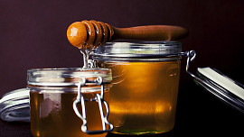 5 skvělých tipů, jak využít med v kuchyni: Hodí se do salátové zálivky i sladkého másla