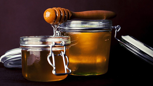 5 skvělých tipů, jak využít med v kuchyni: Hodí se do salátové zálivky i sladkého másla