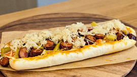 Dokonalý hot dog s omáčkou z černého piva: Párek doladíte zelím a beraními rohy, jiný už chtít nebudete