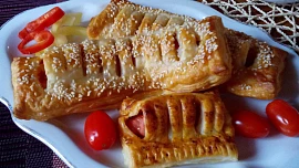 Hot dog taštičky z listového těsta lepší než z obchodu: Domácí příprava zabere pár minut a zvládne ji i dítě