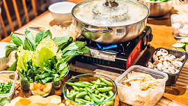 Sedm tipů, jak ušetřit v kuchyni: Vyplatí se poschoďové pečení, využívání zbytkového tepla i rychlovarná konvice