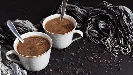 Hitem letošní zimy je horká čokoláda s červeným vínem. Použít ale musíme správnou čokoládu i správné víno