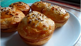 Výlet do středověku: Koláčky s houbovou náplní podle 600 let starého receptu jsou překvapivě vláčné a nadýchané
