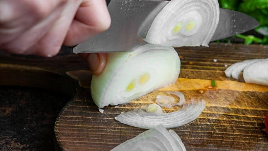 Jak nakrájet cibuli bez pláče: Známe účinné rady a kuchyňské triky, které zabrání pálení očí a ušetří nervy i čas