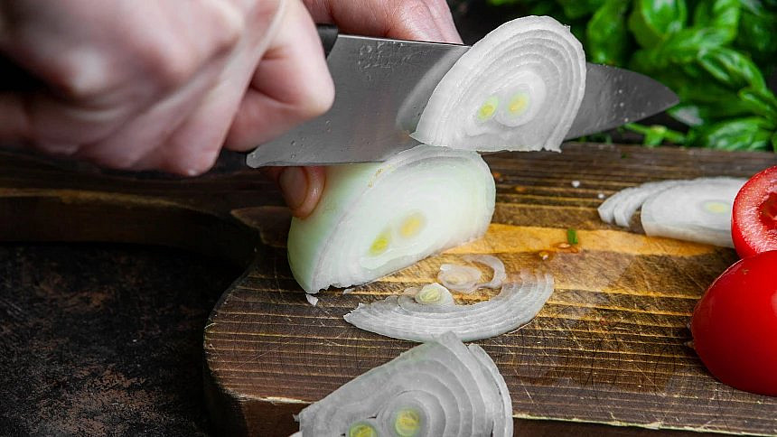 Krájení cibule může pro někoho znamenat nepříjemné chvilky v kuchyni.