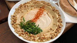 Zázrak ze sezamových semínek: Z tahini pasty vytvoříte dokonalý dresink a hodí se i do dezertů